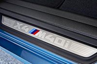 車名のロゴが入れられた、ドアシルプレート。