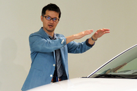 現行型「デミオ」のデザインを担当した、デザイン本部チーフデザイナーの柳澤 亮さん。
    