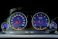 スピードメーター（左）には330km/hまで刻まれている。タコメーター（右）はゼブラゾーンが6500rpmで、レッドゾーンが6800rpmから。