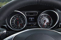 メーターはアナログタイプの2眼式。中央に、車両情報や運転支援システムの作動状況などを示す液晶画面がレイアウトされる。