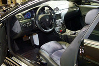 総革張りのインテリア。座面や背もたれはアルカンターラが標準。