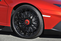 ホイールはセンターロック式。サイズは前（写真）が20インチで、後ろが21インチ。カーボンセラミックブレーキが標準で装備される。