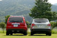 大いに印象が異なる2台のリアビュー。なお、最低地上高は200mmで共通。