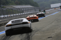 いざコースイン。試乗はインストラクターが操る先導車に続くかたちで行われた。