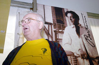 レオナルド・ベルトーニ氏。父フラミニオのポートレイトの前で。