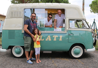 ジェラートは6種類を用意。「結婚披露宴、誕生日、会議から大学卒業祝いまで、どんなイベントでも伺います」とロベルトさん。費用見積もりは随時。