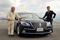 試乗に臨む、徳大寺有恒氏（写真左）と松本英雄氏。