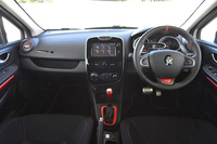 
	赤が差し色に使われる、「ルーテシアR.S.トロフィー」のインテリア。トランスミッションは、デュアルクラッチの6段ATに限られる。
	