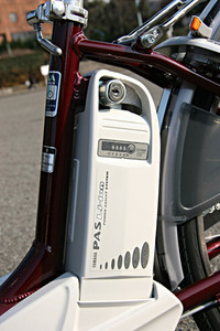 PASのバッテリー部。2008年モデルは、ほぼすべてがリチウムイオンバッテリー仕様となるが、廉価版として一部にニッケル水素バッテリー仕様も用意される。本体は鍵がないと取り外しできない。
