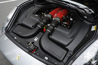 新バージョンのV8直噴エンジンは、エグゾースト・マニフォールド形状の変更やエンジンマッピングの最適化などにより、出力で30ps、トルクで2.0kgmの向上を果たした。