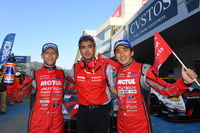 
	勝利を喜ぶ、No.1 MOTUL AUTECH GT-Rのロニー・クインタレッリ（写真左）、鈴木 豊 監督（中央）、そして松田次生（右）。
	