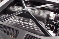 5.2リッターV10エンジンは610psと57.1kgmを発生する。
    