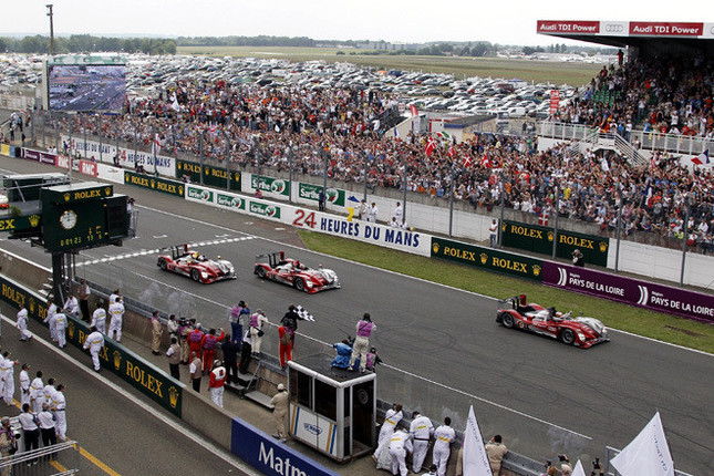 3台ならんでグランドスタンド前に戻ってきた、2010年の勝者アウディR15 TDI。予選トップのプジョーと入れ替わる展開は2008年と同じだが、今年はさらに表彰台を独占してレースを終えた。