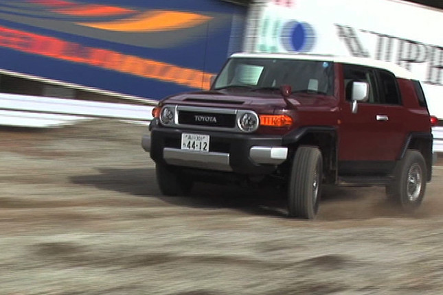 【スペック】全長×全幅×全高＝4635×1905×1840mm／ホイールベース＝2690mm／車重＝1970kg／駆動方式＝4WD／4リッターV6DOHC24バルブ（276ps／5600rpm、38.8kgm／4400rpm）／価格＝314万円（テスト車＝336万7850円／265/70R17タイヤ＋17×7 1/2Jアルミホイール＝11万2350円／リアデフロック＝5万2500円／クルーズコントロール＝2万7300円／間欠リアワイパー＝1万4700円／デアイサー付きフロントウィンドウシールドグリーンガラス＝5250円／UVカット機能付プライバシーガラス（リアドア、リアクオーター、バックドア＝1万5750円）
