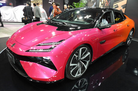 マジョーラカラーの「エメヤS」に、JPSカラーが懐かしい「エレトレR」と、特別に仕立てられた2台の電気自動...
