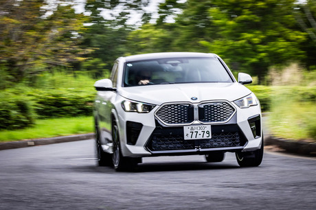 フルモデルチェンジで第2世代に進化したBMWのクーペSUV「X2」。そのラインナップに加わったBEV「iX2」のス...