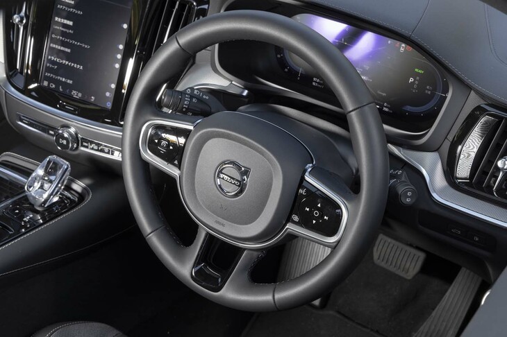 ステアリングホイールにもアルミパネルが貼られる。最新型＝最終型にはシフトパドルが備わらない。