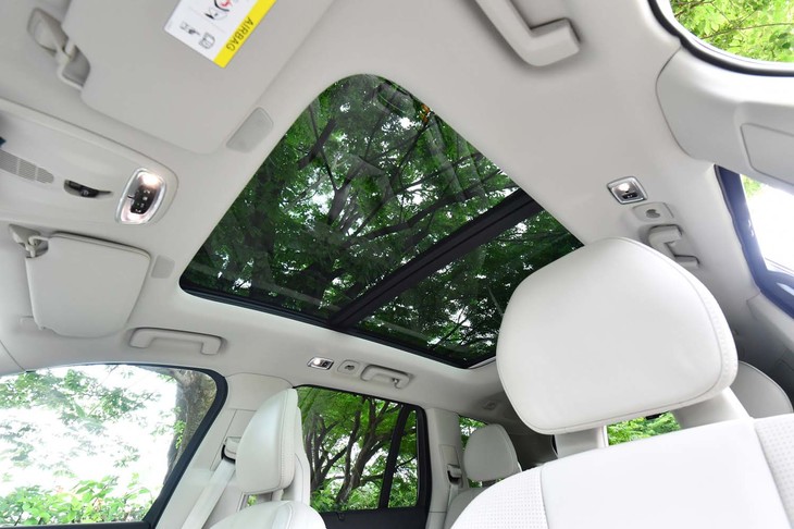 電動パノラマガラスサンルーフは23万円のオプション。チルトアップ機構付きで、装着車は車重が20kg重くなる。