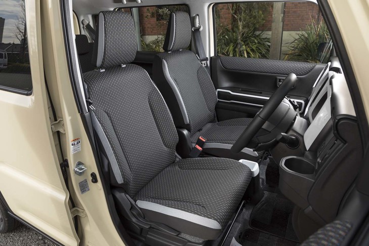 フロントシートにはインパネガーニッシュと同じ色のアクセントが加えられる。沈み込みが大きくソフトな座り心地だ。