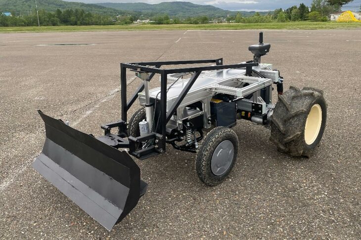 エバーブルーテクノロジーズの「除雪ドローンV3」。