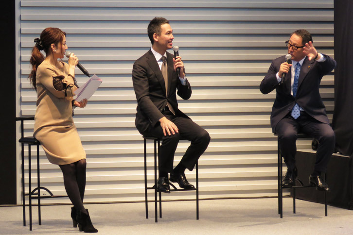 対談するトヨタ自動車の豊田章男社長（右）と、全国ハイヤー・タクシー連合会の川鍋一朗会長（中央）。