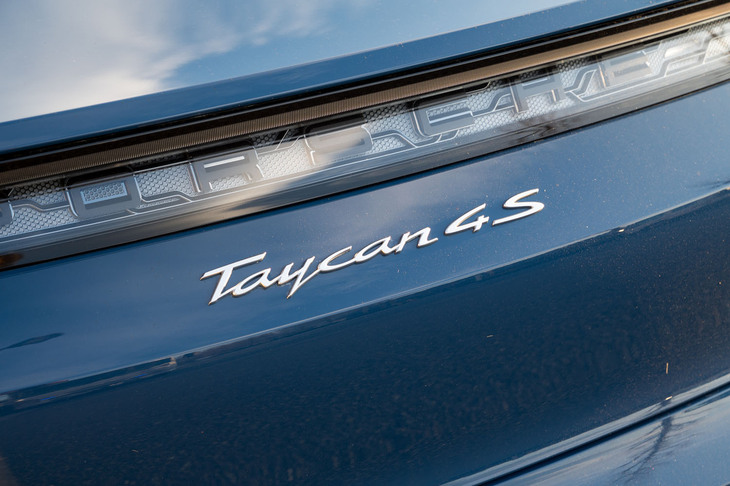 2023モデルにおける「タイカン」のラインナップは、ベースグレード、「4S」「GTS」「ターボ」「ターボS」の5種類。このうち、今回はベースグレードに次ぐエントリーモデル、4Sに試乗した。