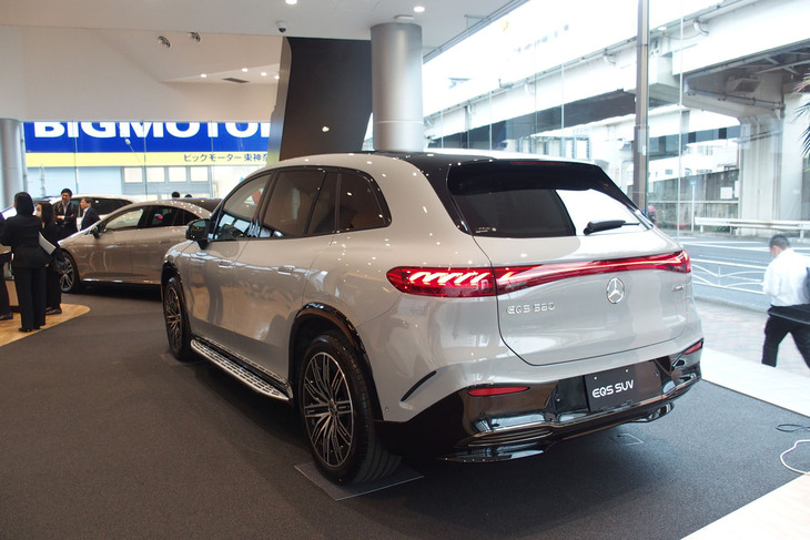 メルセデス・ベンツEQS580 4MATIC SUVスポーツ（リアビュー）