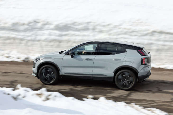 「EX30クロスカントリー」は、フロントに最高出力156PS、最大トルク200N・m、リアに同272PS、同343N・mのモーターを搭載。0-100km/h加速3.7秒のスポーツカー顔負けとなる加速性能を体感可能だ。