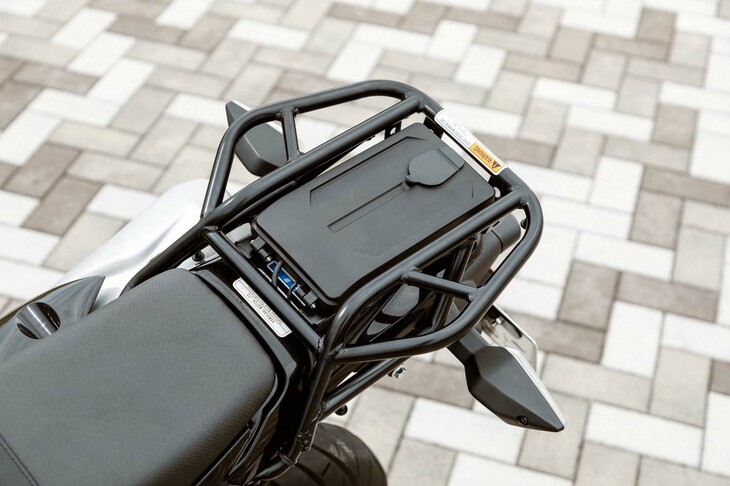 スリムな車形ゆえ、シート下などに余分なスペースはなし。純正アクセサリーのETC車載器はシート後方に設置するしかなく、装着には、同じく純正アクセサリーのリアキャリアを取り付ける必要がある。