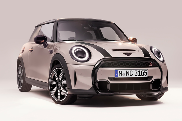 上級モデルの「MINIクーパーS 3ドア」。マイナーチェンジに際しては、エクステリアは丸みを減らすような方向でデザインされた。