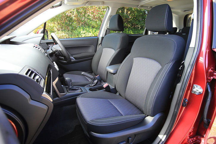 
	「フォレスター2.0i-L EyeSight」のインテリア。フォレスターではエントリーモデルの「2.0i」を除き、全グレードにサイドエアバッグとカーテンエアバッグが標準装備される。
	