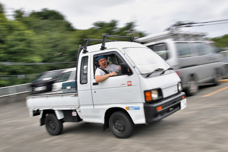 総額40万円で購入した「ハイゼット トラック ジャンボ」。2WD／5段MT／1990年式／走行距離5万8000kmという個体で、残念ながらクーラーはあまり利かない。ジャンボの導入で、オレはミドシップ後輪駆動車3台持ちとなった。（写真＝池之平昌信）