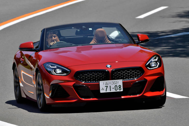 
	【BMW Z4 M40iのスペック】
	ボディーサイズ：全長×全幅×全高＝4335×1865×1305mm／ホイールベース：2470mm／車重：1570kg／駆動方式：FR／エンジン：3リッター直6 DOHC 24バルブ ターボ／トランスミッション：8段AT／最高出力：340ps（250kW）/5000rpm／最大トルク：500Nm（51.0kgm）/1600-4500rpm／タイヤ：（前）255/35ZR19 96Y／（後）275/35ZR19 100Y（ミシュラン・パイロットスーパースポーツ）／燃費：13.2km/リッター（JC08モード）／12.2km/リッター（WLTCモード）／価格：835万円
	