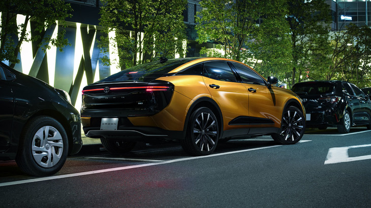 トヨタ・クラウン クロスオーバー（「アドバンストパーク」の作動イメージ）