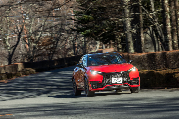 0-100km/h加速のタイムはAT車、MT車とも5.2秒。2024年12月14日にはサーキット等の特定のエリアでスピードリミッターの上限を引き上げたり、ターボラグを低減したり、クーリングファンの出力を最大化したりできる「サーキットモード」の提供がスタートした。