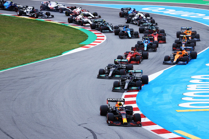 スタートのターン1でトップに立ったレッドブルのマックス・フェルスタッペン（写真先頭）。後ろにメルセデスのハミルトンらが続いた。（Photo=Getty Images / Red Bull Content Pool）