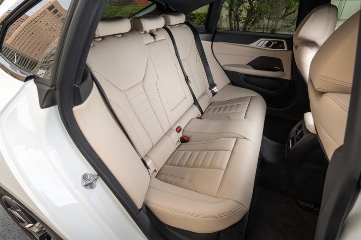 「4シリーズ クーペ」が「3シリーズ」として売られる仕向け地もあるため、後席は“クーペ”らしからぬ広さ。EVにありがちな床面が妙に高いという感じもない。