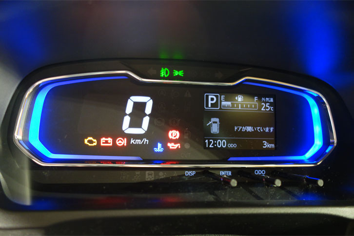 白色LEDを採用し、視認性が高められたデジタルメーター。マルチインフォメーションディスプレイも搭載されメンテナンス情報や燃費情報などを表示できる。