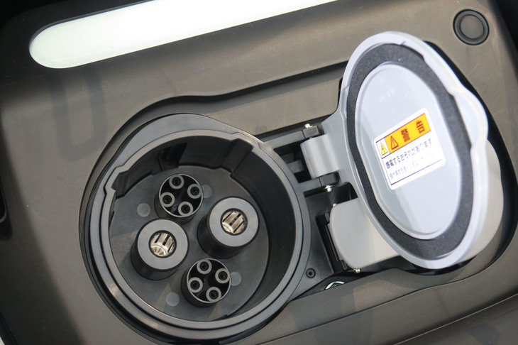 ホンダeアドバンス（急速充電用ソケット）