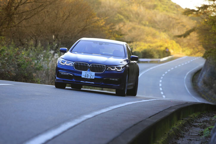 動力性能は0-100km/h加速が4.2秒で、最高“巡航”速度は330km/h。