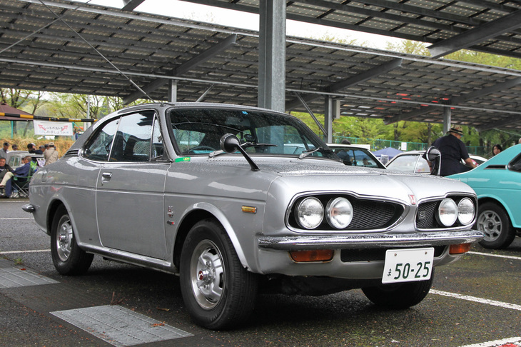 1970年「ホンダ1300クーペ9 S」。セダン発売の翌1970年に加えられた2ドアクーペ。セダン同様シングルキャブ仕様と4キャブレター仕様があり、前者が「クーペ7」、後者は「クーペ9」と呼ばれるが、ボディーは双方とも共通。ちなみにセダンは発売から約半年後に、中低速域のトルクを重視してカムプロフィールとバルブタイミングを変更、最高出力は77が95ps/7000rpm、99が110ps/7300rpmへとデチューンされた。その後に登場したクーペも、同じデチューン版のエンジンを積む。