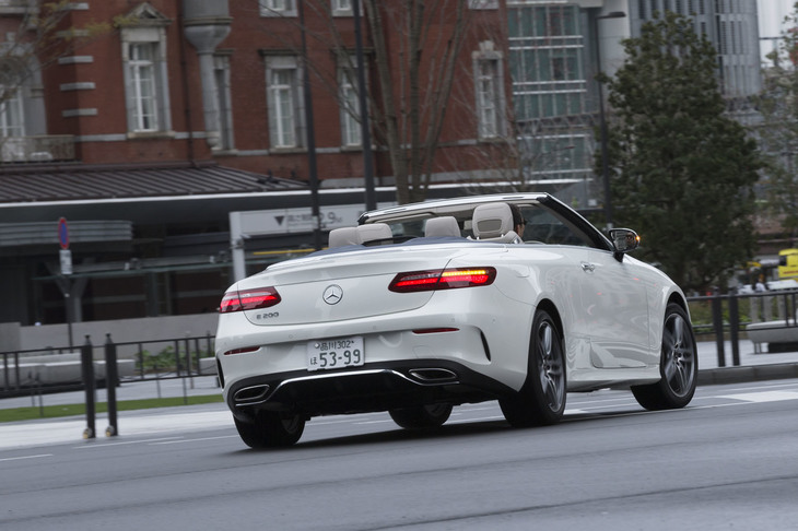 「Eクラス カブリオレ」には、ACC機能である「アクティブディスタンスアシスト・ディストロニック」や、ウインカー操作のみで自動的に車線変更を行う「アクティブレーンチェンジングアシスト」といった先進装備が標準で備わる。