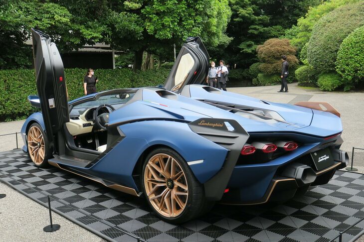 「シアン ロードスター」は、V12エンジンを搭載したランボルギーニ初のハイブリッドスーパーカー「シアンFKP37」のオープンバージョン。販売台数わずか19台の、貴重なモデルだ。