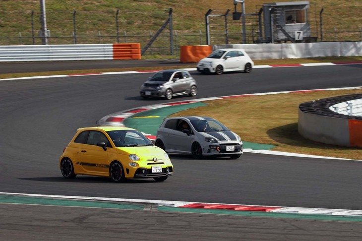 開会式後に開催されたパレードラン。ゆるりとしたパレード走行というよりは、ややペースが速く、まるでレーシングコースの慣熟走行のようでもあった。これもサソリのキャラクターがなせる業か……。