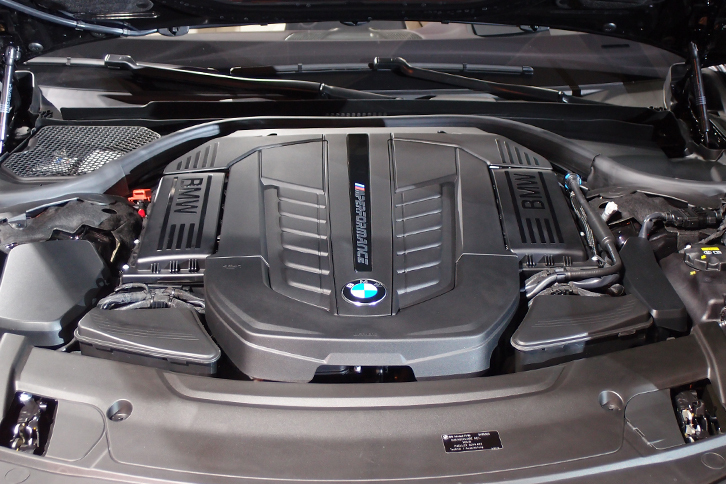 「7シリーズ」で最大の排気量となる6.6リッターV12ターボエンジン。最高出力610psと最大トルク81.6kgmを発生する。