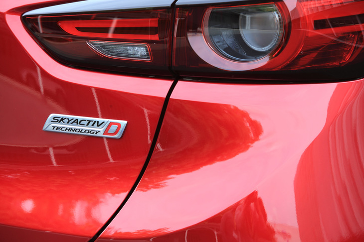 マツダのディーゼル車に装着される「SKYACTIV-D」のバッジ。排ガス規制の強化に伴い、国内外の複数のメーカーが将来的なディーゼルエンジンの廃止を表明しているのに対し、マツダは開発に積極的な姿勢を示している。