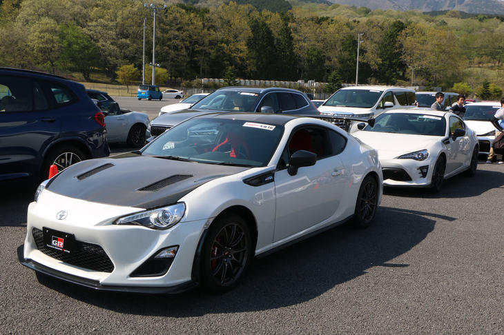 新車試乗会ではユニークな試みもあった。それが乗り比べ試乗会だ。トヨタのスポーツブランド「GR」は、ベース車とGRモデルの両方に試乗し、違いを体験する企画を実施。さらにはライバル同士の乗り比べもあり、こちらでは“スイフトスポーツ VS トゥインゴGT”や“アルファードハイブリッド VS メルセデス・ベンツV220d”など、雑誌企画のような比較が行われた。