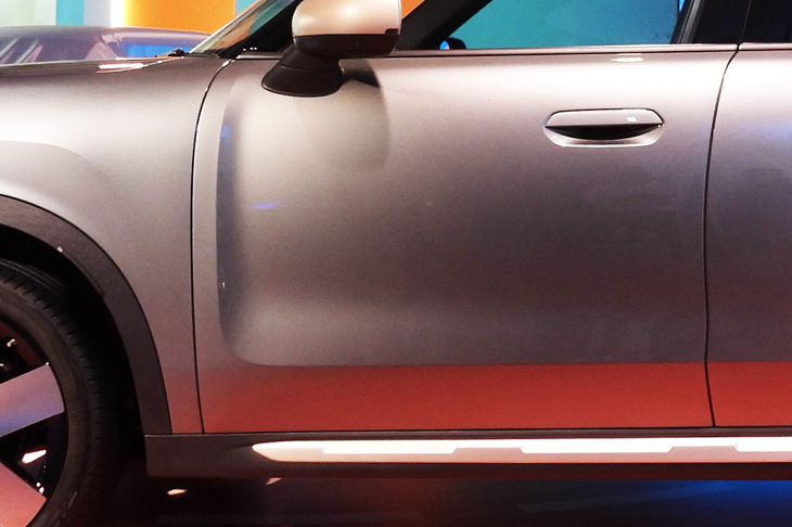 「MINIクロスオーバー」のドアパネルを見ると、下部のキャラクターラインが前部の切り欠きに沿って上へとのぼる、“L字型”のデザインをしている。他のクルマではあまり見られない意匠だ。