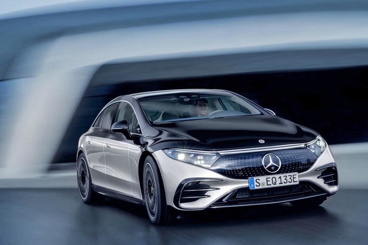 高級セダンの代名詞的存在である「Sクラス」に相当する、メルセデス・ベンツの新型BEV「EQS」。広々としたキャビンと短い前後オーバーハングが特徴となっている。