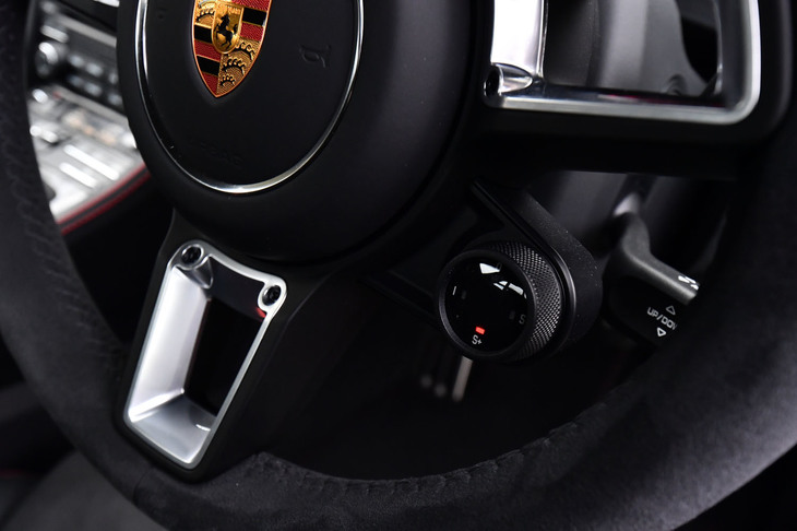 「718ケイマンGTS 4.0」には、走行モードが任意に選択できる「スポーツクロノパッケージ」が標準装備されている。